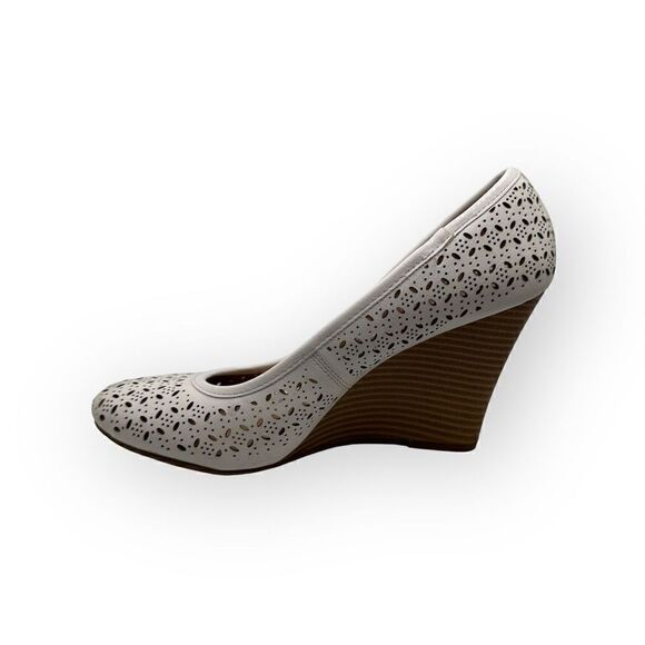 Fergalicious Tiny Love cut out white wedges women’s size 9.5 - Picture 2 of 11